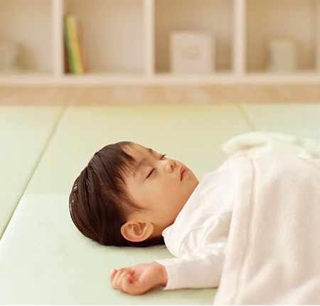 “寝る子は育つ”、子どものアレル物質対策は睡眠環境から