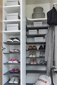 １：普段よく履く靴を手前の棚に収納しておけるので、出し入れがしやすく便利です。