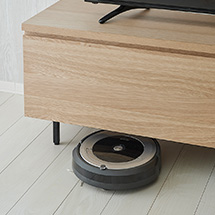 スッキリとした丈夫な脚で家具を床面から持ち上げることで、ロボット掃除機が家具の下を自在に通れるようになります。
